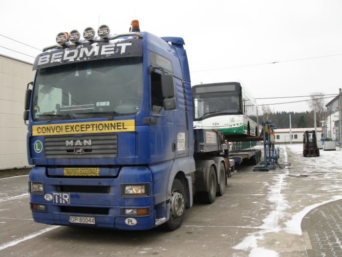 Diesmal wird der Gelenkobus vorwärts, also in gleicher Fahrtrichtung wie der LKW-Tieflader, verladen.